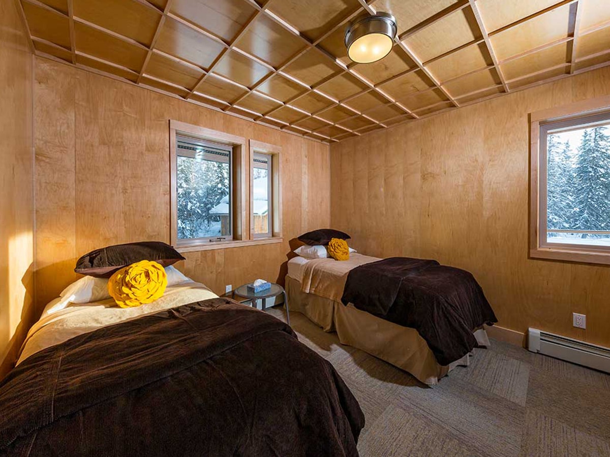 Tordrillo Judd Lake Lodge bedroom with two twin beds.