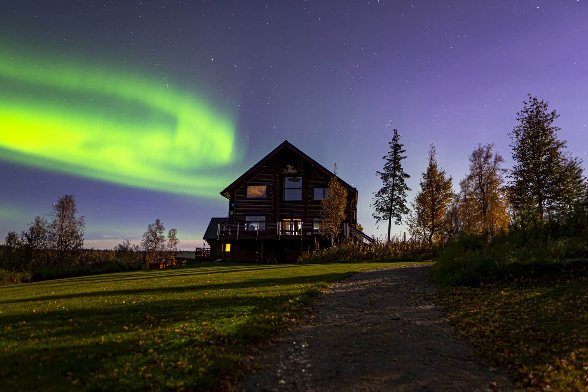 Tordrillo Mountain lodge Alaska under northern lights